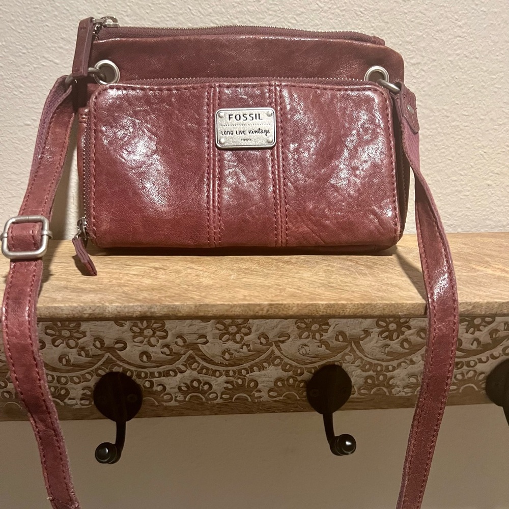 Used. Great condition. Purple fossil crossbody purse